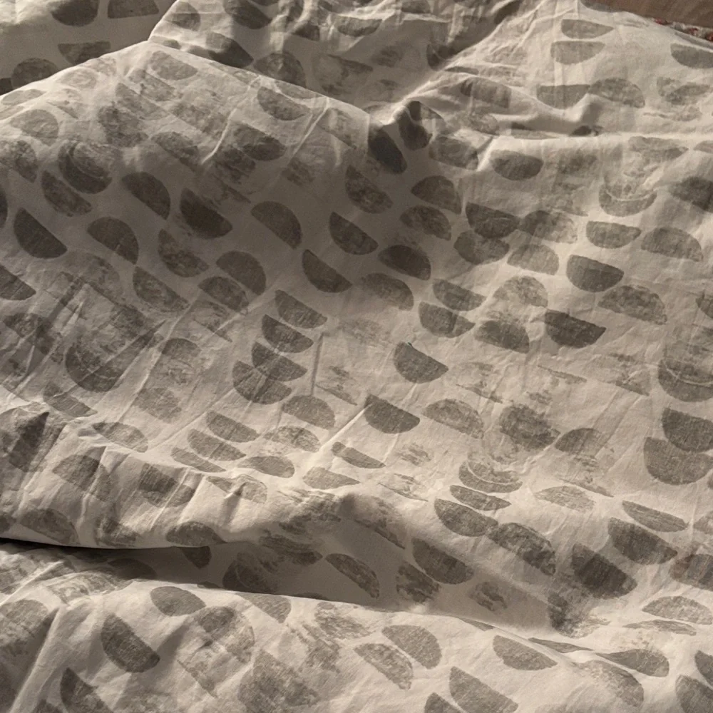 West Elm Neutral Pebble Print Duvet Cover - Gray and White